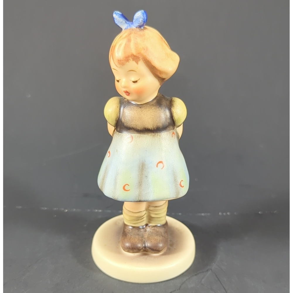 Goebel Hummel Club "Two Hands, One Treat" Figurine Exclusive Edition 1991